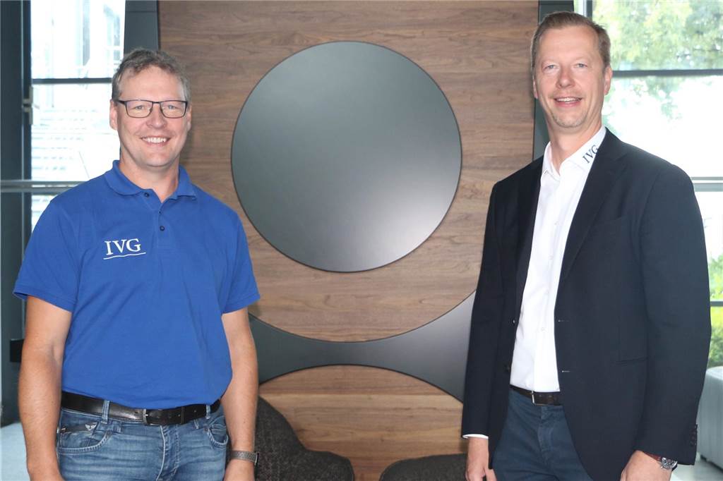 Online-Insolvenzversteigerung: Hülsta-Inventar kommt unter den Hammer Martin und Hubert Küpers vor dem Hülsta-Logo