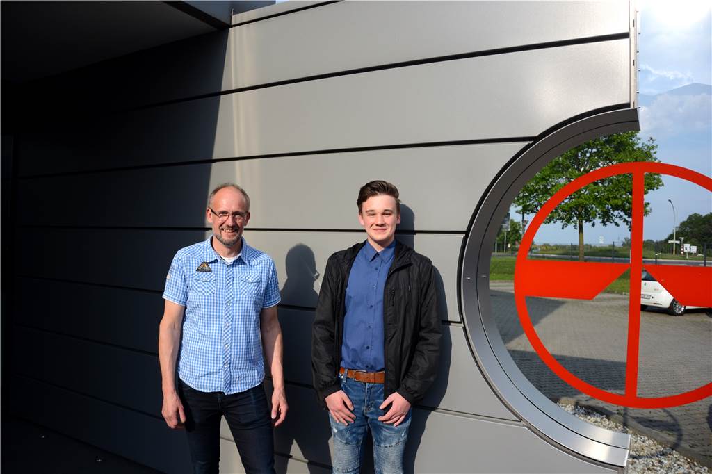 Jugendliche suchen bei der Nacht der Ausbildung nach den beliebtesten Ausbildungsplätzen Martin (l.) und Leon Weißmann haben sich bei Pfreundt umgesehen.