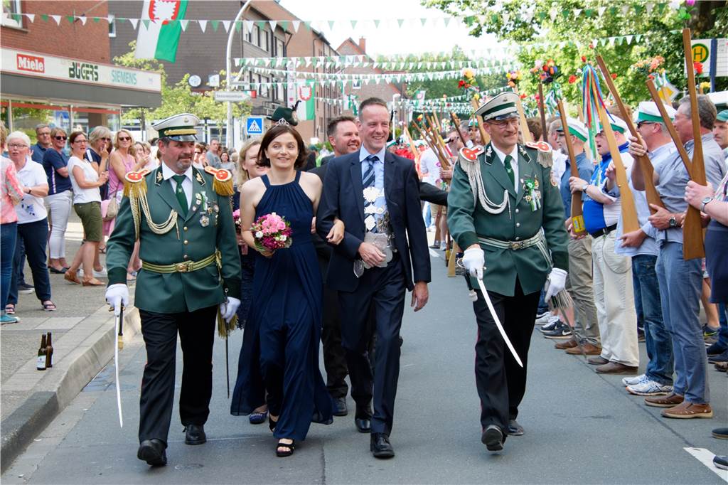 Sag niemals nie: Lembecks Schützenkönig über die verlängerte Amtszeit Martin Lohbreyer und Wibke Cosanne gehen in die Geschichte des Lembecker Schützenvereins als Königspaar ein, das länger als ein Jahr im Amt bleibt.