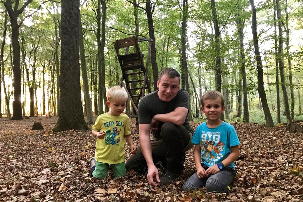 Im Barloer Busch gibt es auch für Kinder viel zu entdecken Martin Lücke geht mit seinen Söhnen Henri (l.) und Maximilian regelmäßig in den Wald.