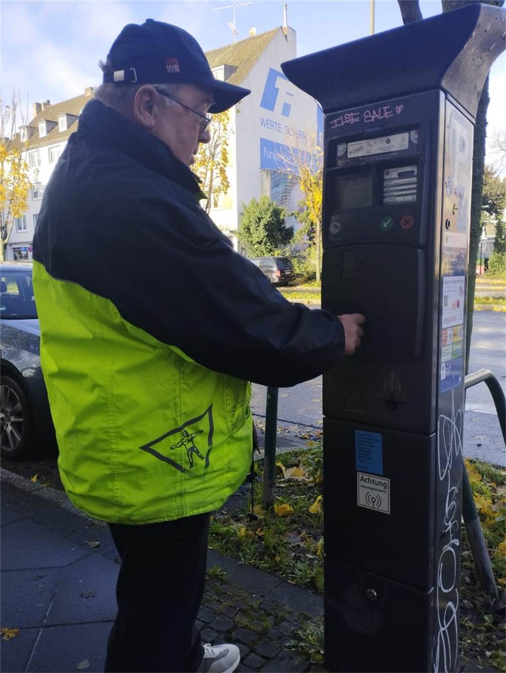 Obdachlosen-Anlaufstelle bald ohne Mitarbeiter? Martin Matzke (72) an einem Parkautomat.