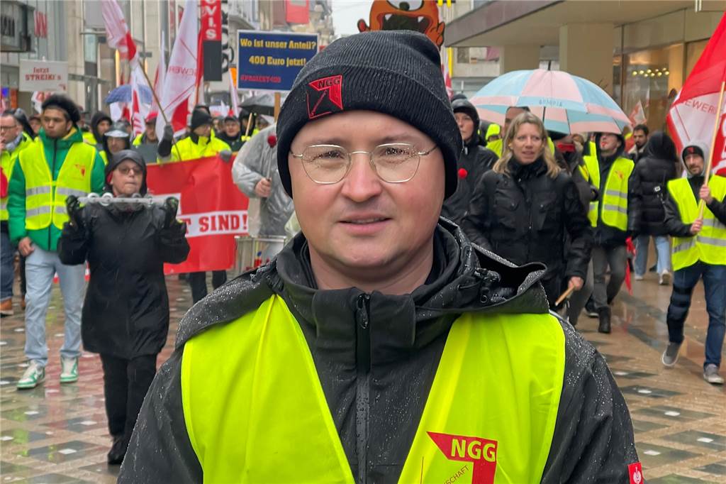 Hunderte Beschäftigte von Coca-Cola haben in Dortmund gestreikt Ein Porträtfoto von Martin Mura während der Demonstration.