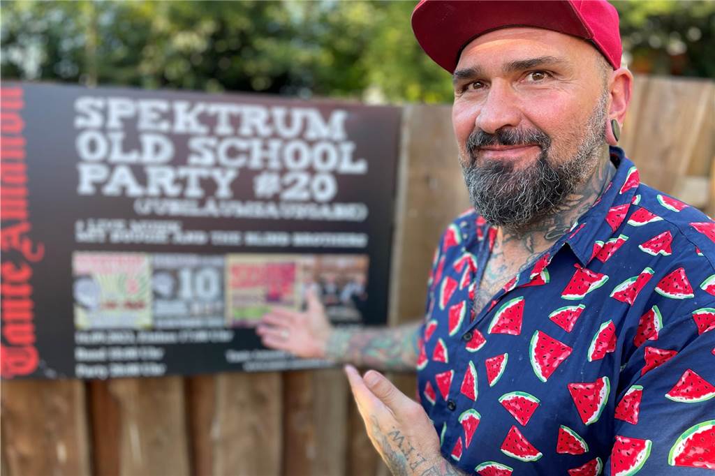 Mysterium Spektrum und wie eine Diskotheken-Ära vor 15 Jahren endete Martin Neumann (49) kennt mit bürgerlichem Namen kaum jemand. Als Teddy oder DJ Ted Newman ist er dagegen lokale Prominenz. Er erinnert sich gern als Spektrum und feiert bis heute Revival-Partys.