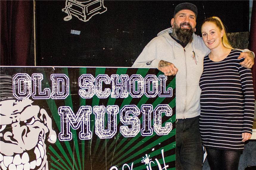Oldschool-Party aus dem Haus Oe wird Samstag ins Internet verlagert Martin Neumann alias DJ Ted Newman legt normalerweise im Haus Oe auf, wenn dort die beliebten Oldschool-Partys über die Bühne gehen. Nun verlagert er die Feier ins Internet.