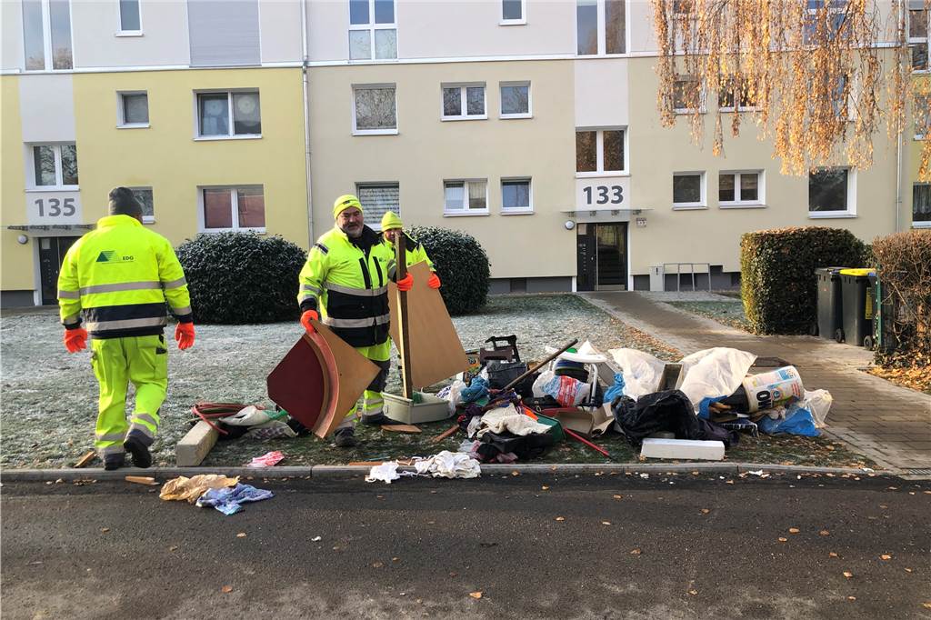 Sperrmüll-Sammlung in Dorstfeld: Voller Kühlschrank steht am Straßenrand Martin Neumann, Uwe van Estaa und Marcel Kolaschinski haben am Samstag in Dorstfeld Sperrmüll eingesammelt, Müll lassen sie dagegen liegen.