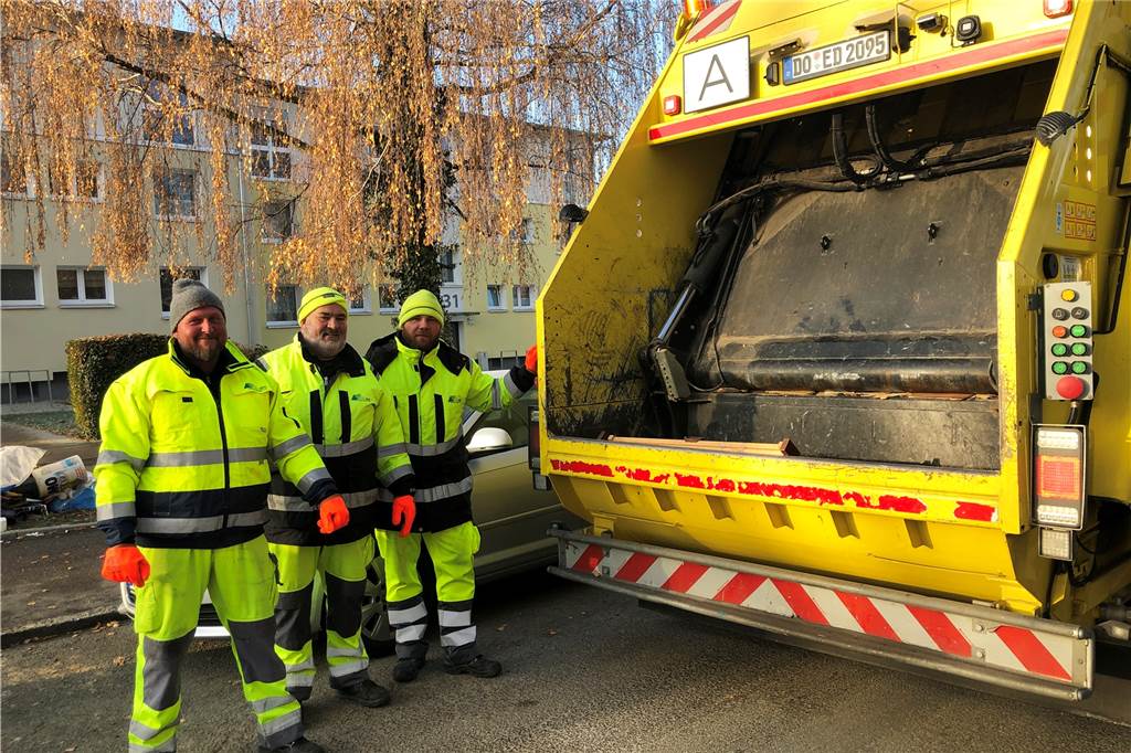 Sperrmüll-Sammlung in Dorstfeld: Voller Kühlschrank steht am Straßenrand Martin Neumann, Uwe van Estaa und Marcel Kolaschinski (v.l.) haben am Samstag in Dorstfeld Sperrmüll eingesammelt.