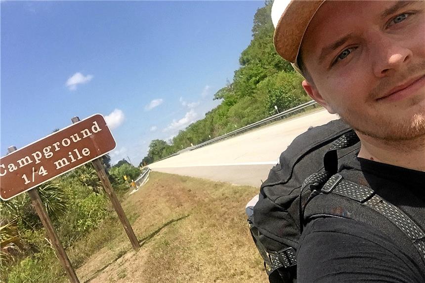 Wandern für Spenden Martin Niewiadomsky (24) auf seiner Wanderung einmal quer durch Amerika Foto Niewiadomsky