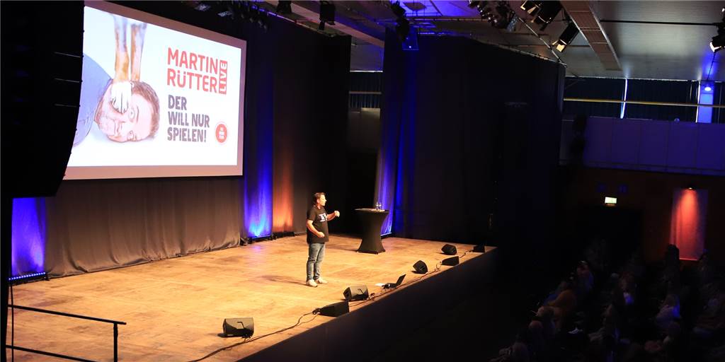 Martin Rütter bringt die Europahalle Castrop-Rauxel zum Lachen und Nachdenken.