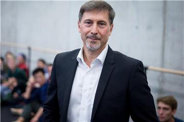 Martin Schläpfer steht in einem Tanzsaal in der Deutschen Oper am Rhein. Foto: Maja Hitij/Archiv