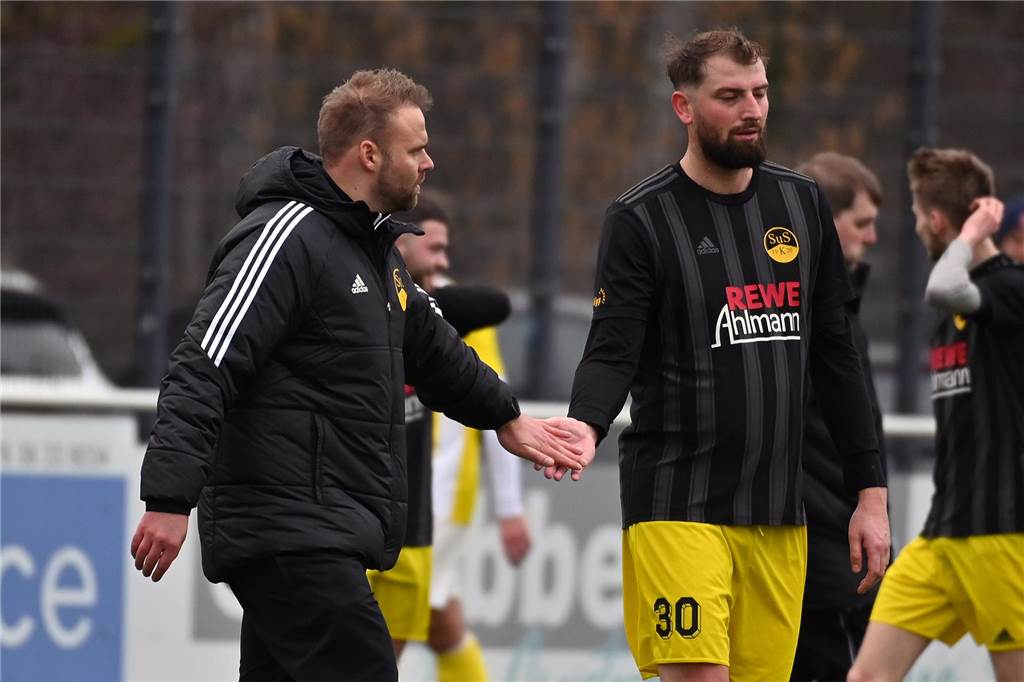 Erst im Winter gekommen: Martin Schmelzer muss schon wieder gehen Martin Schmelzer (l.) - hier mit Spieler Rene Kuipers - legt sein Traineramt im Sommer nieder.
