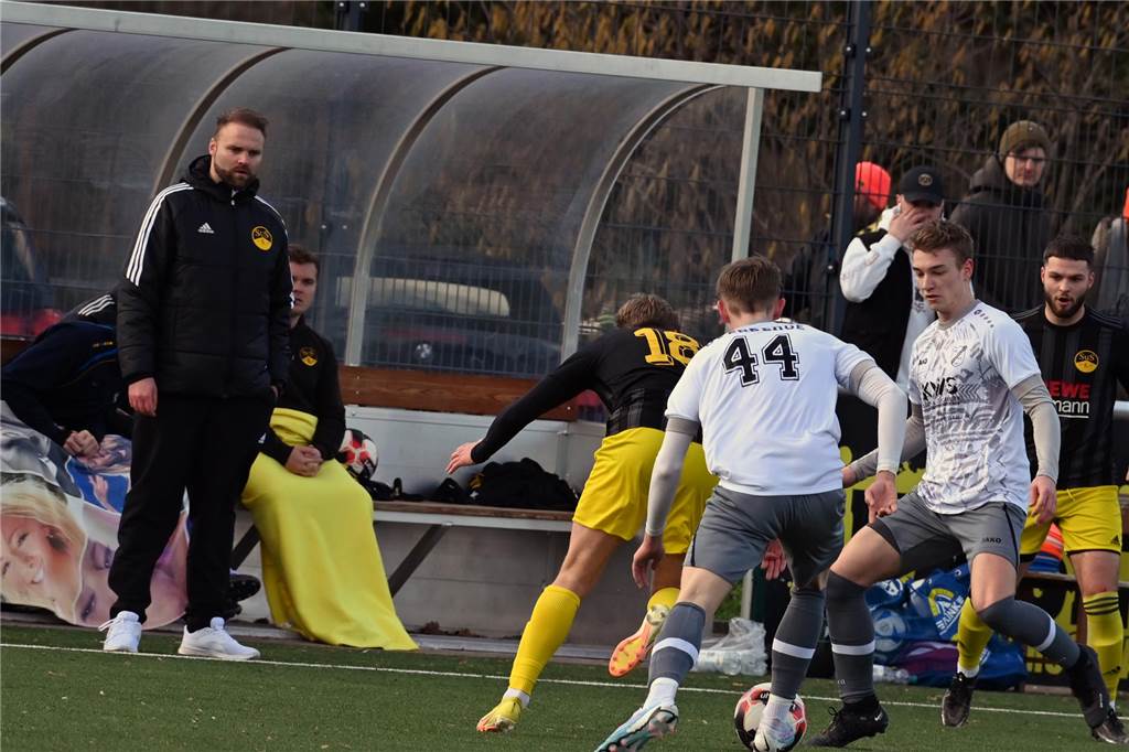 Trainer Schmelzer schlägt seinen Ex-Klub FC Overberge Martin Schmelzer (l.) sah gegen seinen Ex-Klub einen Kaiserauer Sieg.