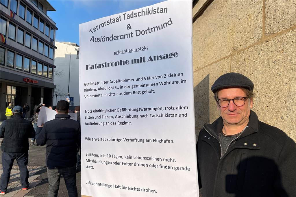 Mahnwache in der Innenstadt nach Abschiebung von Abdullohi S. Martin Scholz war Abdullohi S.' Arbeitgeber. Er empfindet die Abschiebung als Verletzung von Menschenrecht.