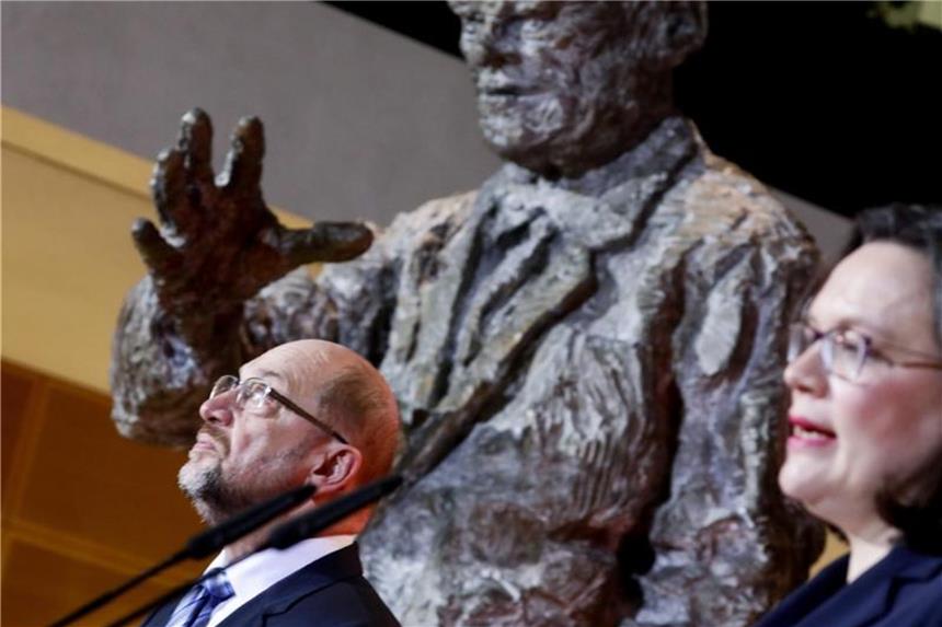 Martin Schulz und Andrea Nahles vor der Willy-Brandt-Statue in Berlin. Foto: Kay Nietfeld
