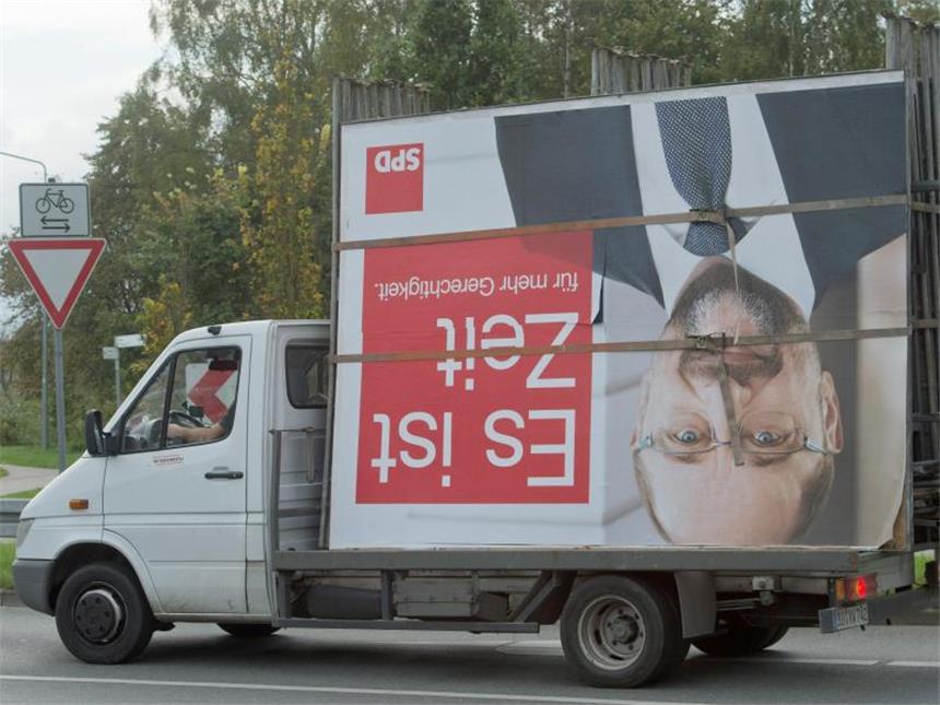 SPD will sich auch personell erneuern - Rückhalt für Schulz Martin Schulz wird abtransportiert: Der SPD-Vorsitzende übernimmt die Hauptverantwortung für die schwere Niederlage. Foto: Stefan Sauer