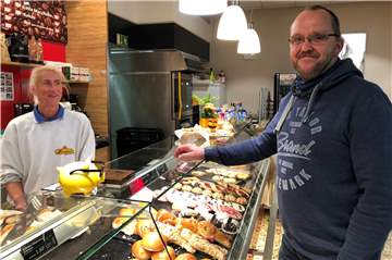 Martin Stiefelmeier kauft bei seinem Stammbäcker im Rewe am Wickeder Hellweg 200 ein – hier mit Verkäuferin Andrea Habbe.