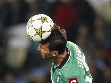 Martin Stranzl (oben) trat mit Gladbach gegen Kiew sehr offensiv auf. Foto: Sergey Dolzhenko