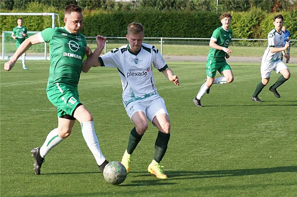 Personelle „Zitterpartie“ beendet: Dortmunder Bezirksliga-Kapitän hat über Zukunft entschieden Martin Striewski (r.) bleibt den Söldern als Kapitän erhalten.