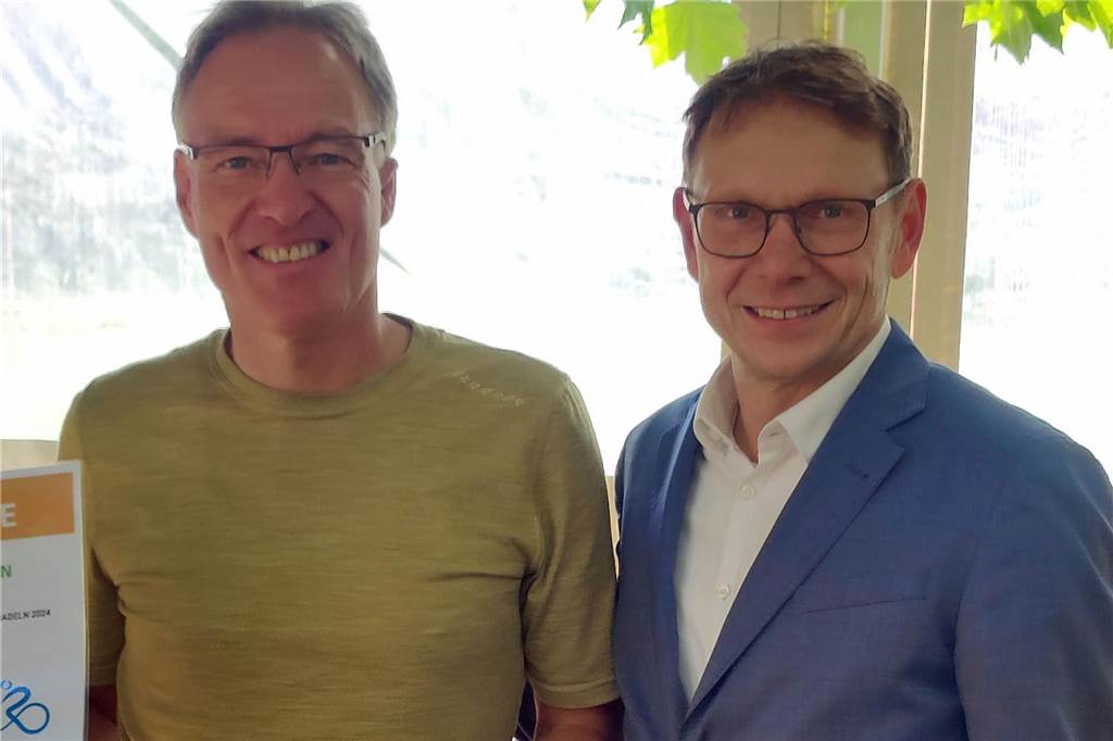 Siegerehrung Stadtradeln: 30.000 Kilometer mehr als im Vorjahr geradelt Martin Temmann (l., mit Bürgermeister Lothar Christ) siegte in der Kategorie Bester Einzelradler Vereinssport mit 1807 km.