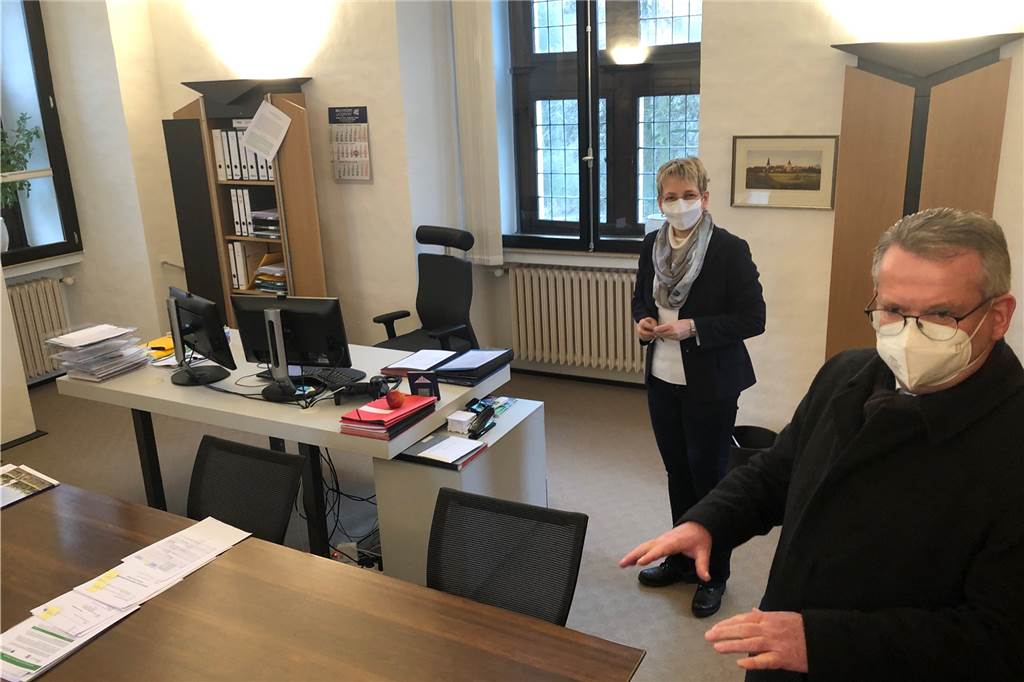 Mit Video: Ein Rundgang durch Schloss Raesfeld - so wohnen Herrschaften Martin Tesing und Ursula Baumeister im Büro der Akademieleiterin, das laut Tesing den besten Ausblick von Raesfeld bietet.