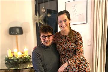 Martin und Dorina heiraten im kommenden Juli. Immer mit dabei ist ihre silberne Labrador-Hündin Ella.