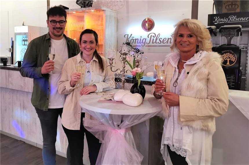 Momente für das Herz: Traumpaar Martin und Dorina zu Gast in „Moment Tree“ Martin und Dorina sind zu Gast in Moment Tree und stoßen mit Tina Konze auf die kommende, große Hochzeit an.