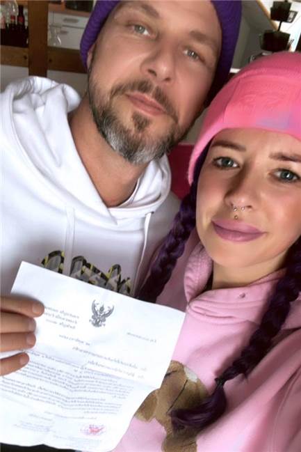 Ausreiseverbot: Lüner Feuerwehrmann über seine Leidenszeit in Thailand Martin und Leah zeigen das Dokument, das ihm die Rückreise nach Deutschland ermöglichte.