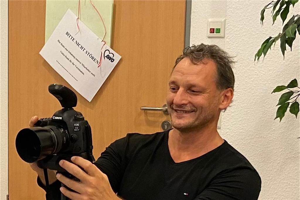 Foto-Ausstellung: Menschen aus Lünen geben Demenz ein Gesicht Martin Urner beim Foto-Termin im Seniorenzentrum Alte Gärtnerei in Brambauer.