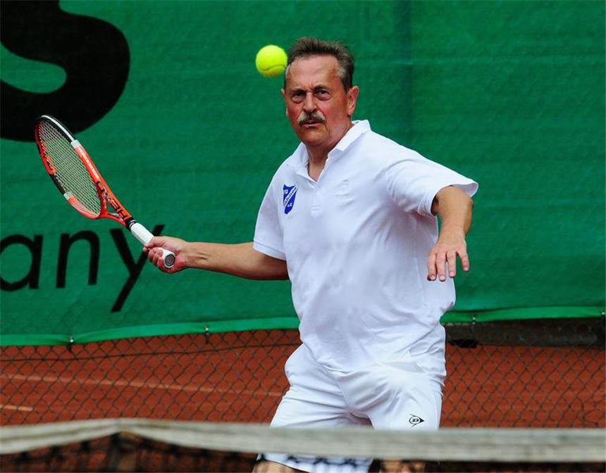 TG Gahmen ist Westdeutscher Meister Martin Vasholz eröffnete für die Herren 60 der TG Gahmen den Punktereigen gegen Hangelae.