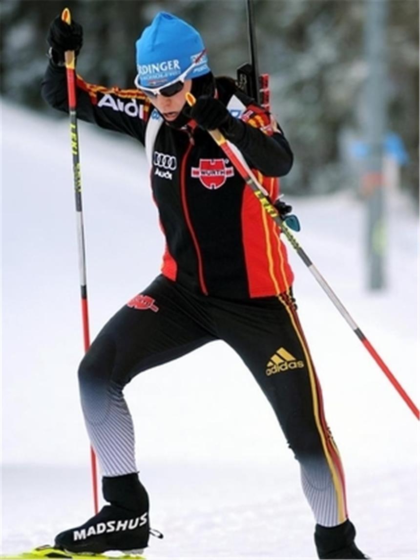 Biathleten mit hohen Zielen in Oberhof Martina Beck kämpft sich beim Training eine Steigung hinauf.