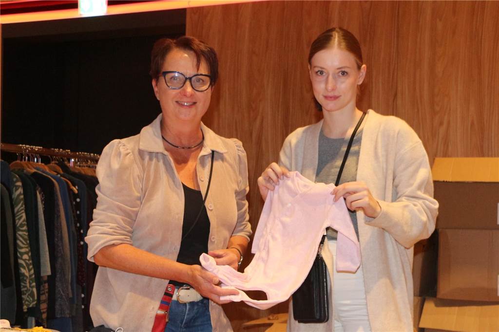 Lagerkehr(Ah)aus kommt an: Auf Schnäppchenjagd in der Stadthalle zwei Frauen an einem Verkaufstisch