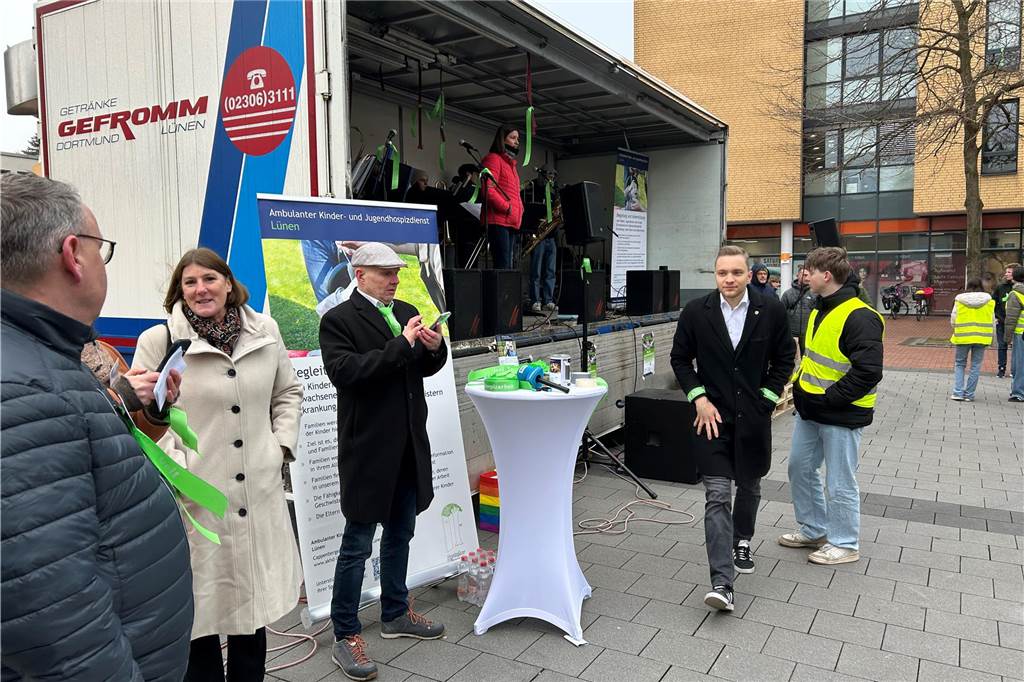 Tag der Kinderhospizarbeit: Knapp 2000 Schüler auf Willy-Brandt-Platz Martina Förster-Teutenberg an der Bühne zum Kinderhospiztag am Willy-Brandt-Platz in Lünen