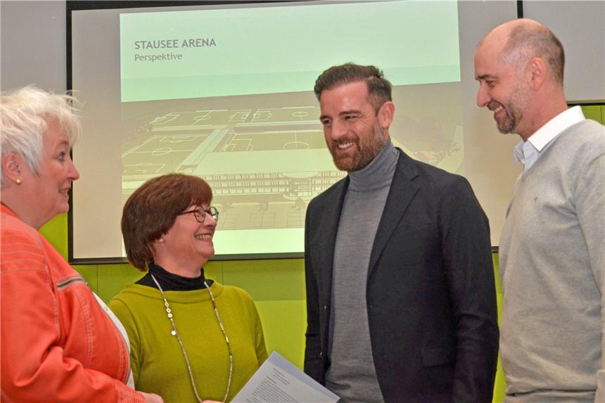 Die Kita in der Halterner Stausee Arena Martina Frey (l.) und Heinz Korte (r.) vertraten die Stadtverwaltung auf der Info-Veranstaltung, bei der Angelika Kirstein und Christoph Metzelder die Stausee Arena und ihre Perspektiven und Möglichkeiten vorstellten.