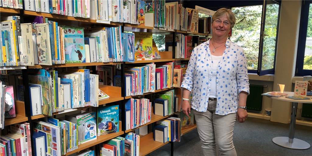 Stadtteilbibliothek im Dortmunder Westen feiert 40-jähriges Bestehen Martina Hammerschmidt-Riegert, Leiterin der Schul- und Stadtbibliothek Lütgendortmund, vor einem ihrer Bücherregale.
