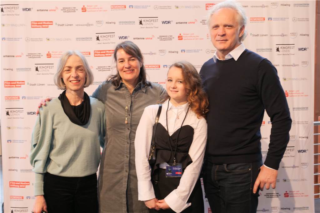 Mit sechs Jahren stand Lisa Marie (14) das erste Mal vor der Kamera Martina Horbach von der Film- und Medienstiftung NRW (v.l.), Kinofest-Leiterin Sonja Hofmann, Lisa Marie Trense und Arek Gielnik.