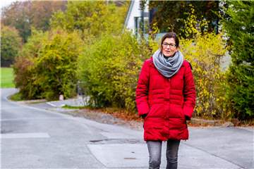 Martina Müller geht gerne in der grünen Natur direkt vor ihrer Haustür spazieren.