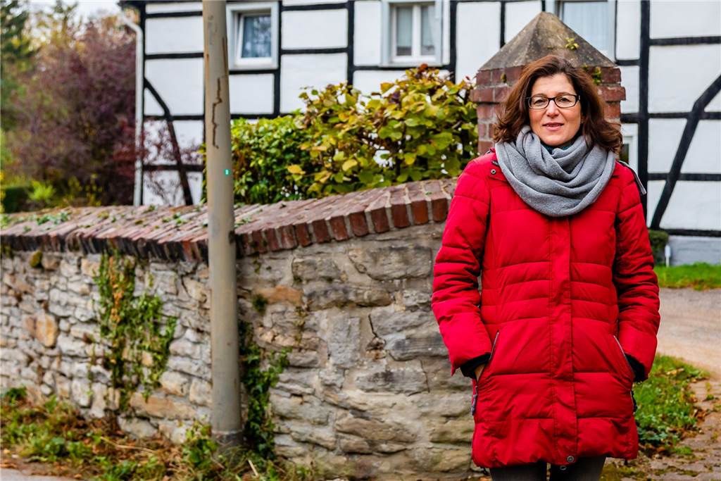 Martina Müller ist mit ihrer Familie in eine alteingessene Nachbarschaft gezogen und lebt gerne dort. Sie würde sich nur gerne mehr mit ihrer Nachbarschaft austauschen.