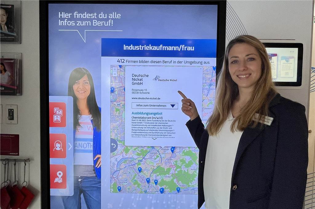 Riesiger grauer Truck mit zwei Etagen sorgte bei der Deutschen Nickel für Aufsehen Martina Poprawski, Ausbildungsleiterin bei Deutsche Nickel zeigt den Touchscreen, auf dem alle Ausbildungsberufe und Firmen zu finden sind