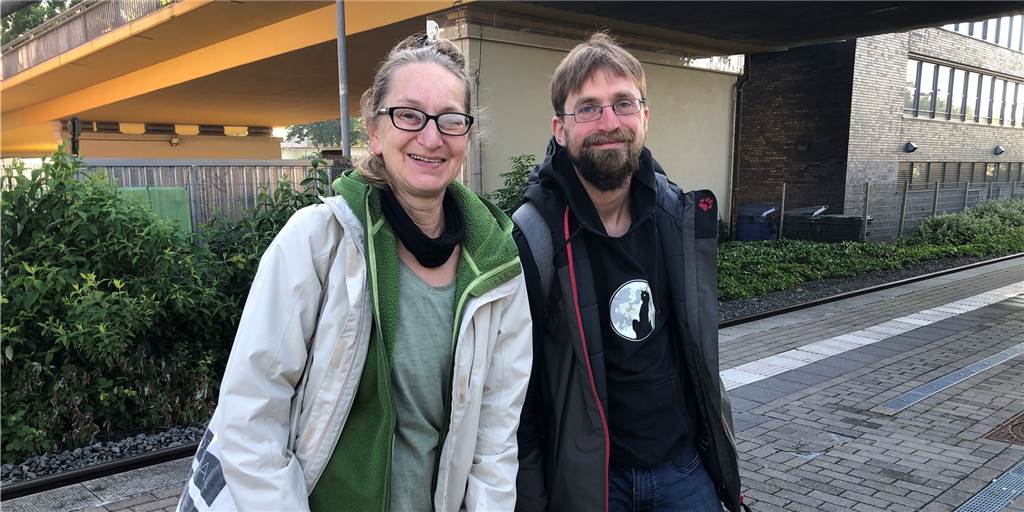 9-Euro-Ticket: Martina und Manuel sind Dortmunds wohl erste Sylt-Touristen Martina Schilke und Manuel Rutt standen am Mittwochmorgen (1.6.) auf dem Bahnsteig in Hörde, um sich per 9-Euro-Ticket auf den Weg Richtung Sylt zu machen