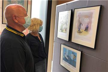 Martina und Bernd Buchholz finden manche Karikaturen in der Ausstellung der Hospizgruppe Selm-Olfen-Nordkirchen provozierend, aber gut.