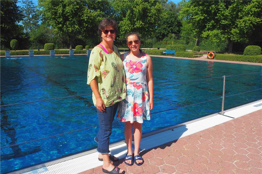 Freibad in Selm bietet Abkühlung in der Corona-Krise Martina Volk ist mit ihrer Enkelin Paula (11 Jahre) seit der Eröffnung schon mehrmals im Selmer Freibad gewesen. Die beiden kommen aus Lünen und freuen sich, dass sie endlich wieder trainieren können.