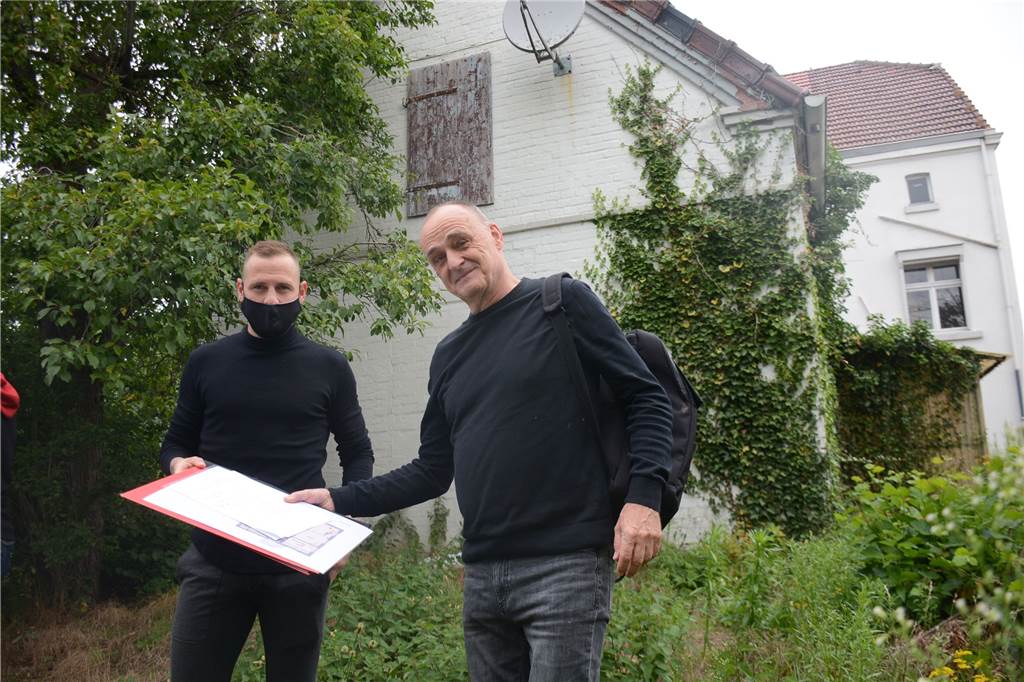 Fußballprofi macht heruntergekommene Villa in Dorsten zum Schmuckstück Marvin Bakalorz und Architekt Eberhard Berg vor dem 60 Quadratmeter großen hinteren Anbau, der zur großen Wohnküche mit Panorama-Blick auf den Garten umgestaltet werden soll.