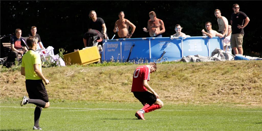 Kreisliga-Romantik pur bei den Pokal-Helden des SV Afferde: Die Geschichten hinter der Geschichte Marvin Bremkes verzieht und sackt vor Enttäuschung zusammen. Das sieht man nicht alle Tage - genauso wie einen Swimmingpool am Sportplatz.