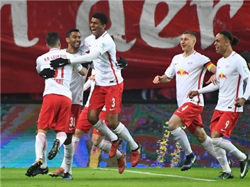 Marvin Compper (2.v.l.) brachte Leipzig mit 1:0 in Führung. Foto: Hendrik Schmidt