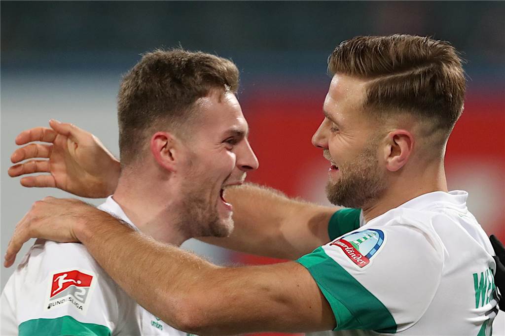 BVB-Stürmer Füllkrug stellt klar: „Mir steht es nicht zu, den Trainer zu kritisieren“ Marvin Ducksch und Niclas Füllkrug jubeln zusammen.
