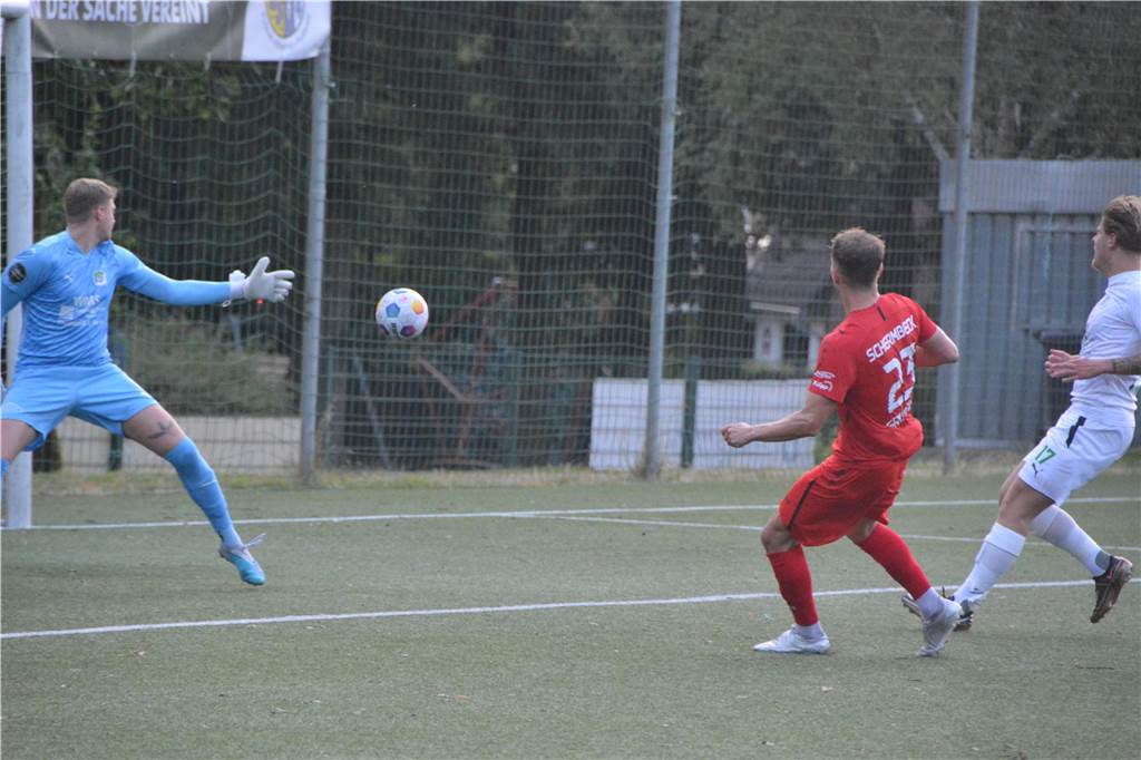 Marvin Grunwald (r.) trifft zum 2:2-Endstand gegen die SpVg Schonnebeck.