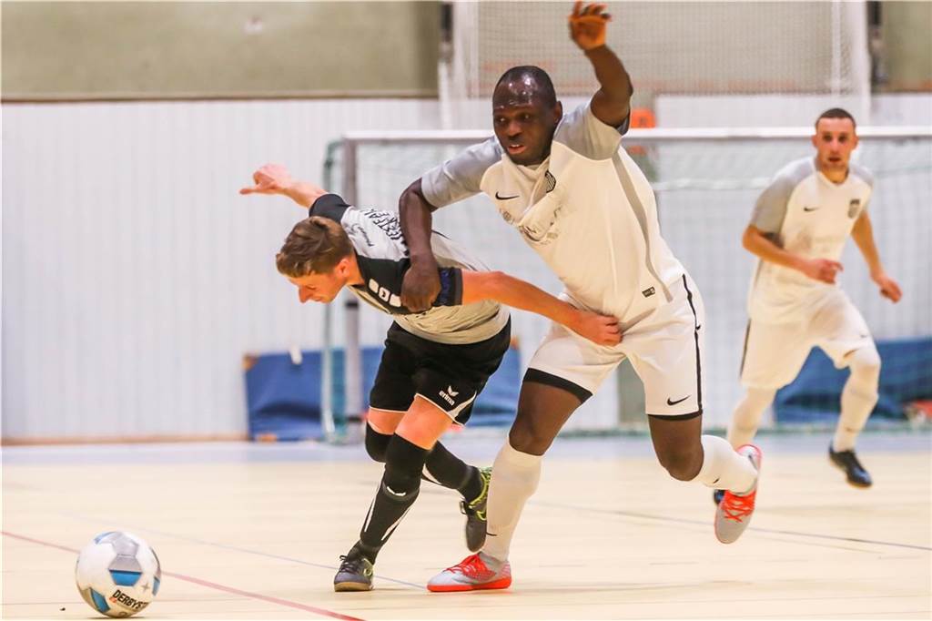 TuS Körne-Neuzugang wohnte im BVB-Jugendhaus und trainiert den Bundesliga-Nachwuchs Marvin Mainoo-Boakye (r.) spielte bei den Dortmunder Hallenfußball-Stadtmeisterschaften noch für den BV Brambauer. Nun wechselt er zum DJK TuS Körne.