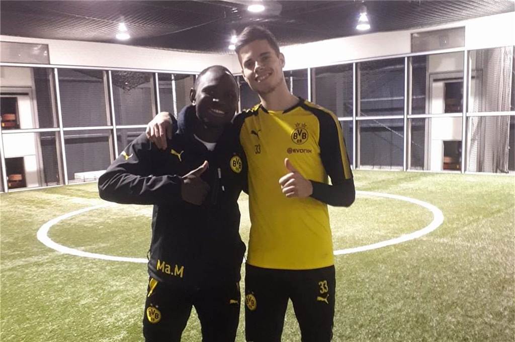 TuS Körne-Neuzugang wohnte im BVB-Jugendhaus und trainiert den Bundesliga-Nachwuchs Marvin Mainoo-Boayke (l.) zusammen mit dem Ex-Borussen Julian Weigl im Footbonaut.
