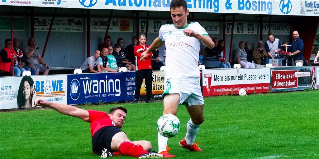 Ludger Meese sichert GW Lünten einen Derby-Zähler in Ellewick Marvin Melis (l) kann Lüntens Tobias Resing den Ball vom Fuß grätschen.