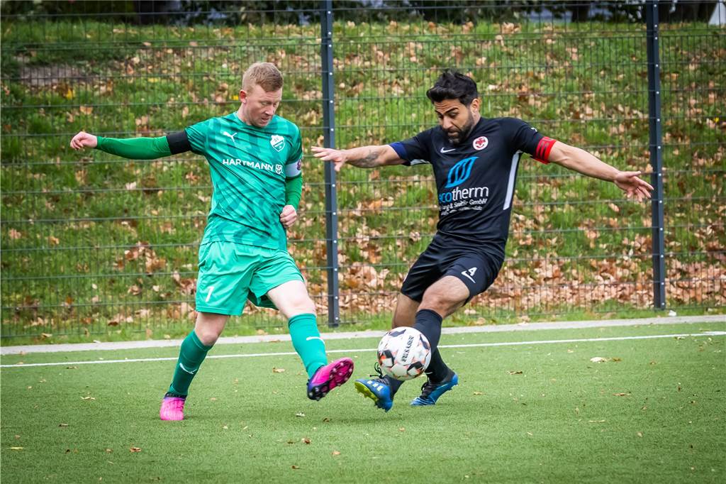 Bitte an den Trainer des SV Westrich Marvin Middeldorf (l.) freut sich schon auf die Halle.