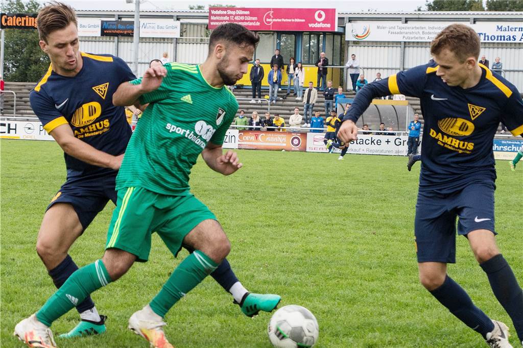 Bezirksliga statt Regionalliga: Für einen Ex-Halterner „der richtige Schritt“ Marvin Möllers (l.), hier im Duell mit Lippramsdorfs Ertugay Misirci (M.), wechselte im Sommer vom TuS Haltern am See runter in die Bezirksliga zur TSG Dülmen.